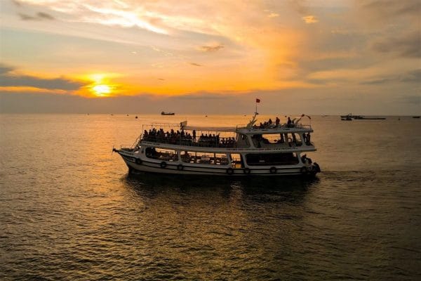 Phu Quoc Nang Tien Ca Long Lay Giua Dai Duong